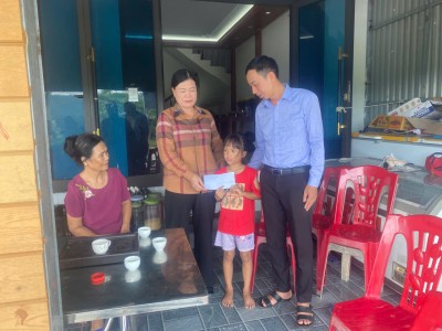 TRƯỜNG TIỂU HỌC VÀ THCS ĐỒNG TIẾN CHUNG TAY ỦNG HỘ GIA ĐÌNH ANH LÊ VĂN CÔNG